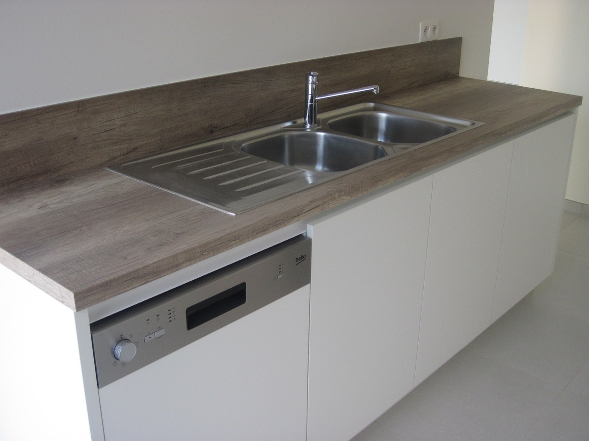 Splinternieuw ruim gelijkvloers appartement. 