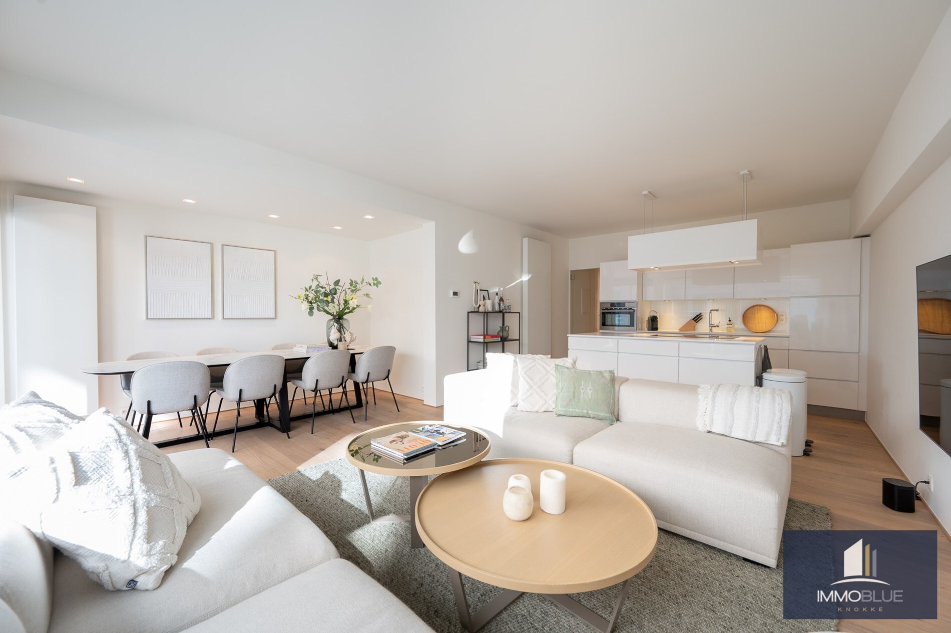 Stijlvol appartement met een gevelbreedte van circa 6 meter genietend van zijdelings zeezicht gelegen aan de Kustlaan. 