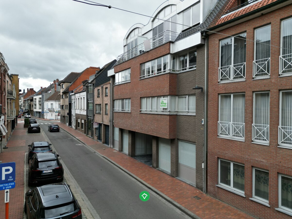 Ruim appartement (117 m²) met 2 slaapkamers, terras en garage in centrum Roeselare! 
