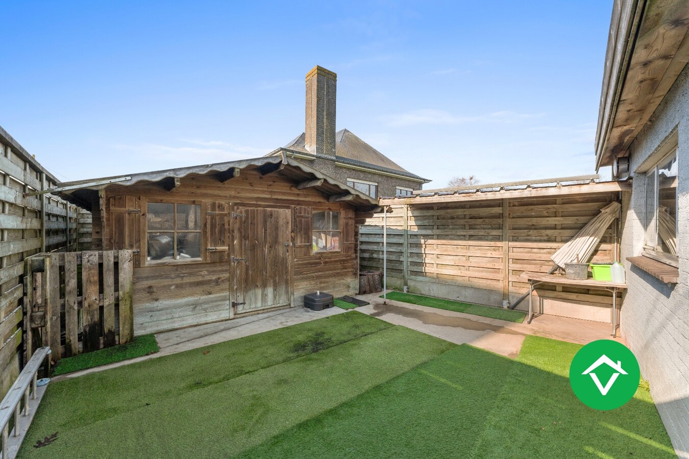 Functionele woning met drie slaapkamers, garage en ruime oprit te Ichtegem 