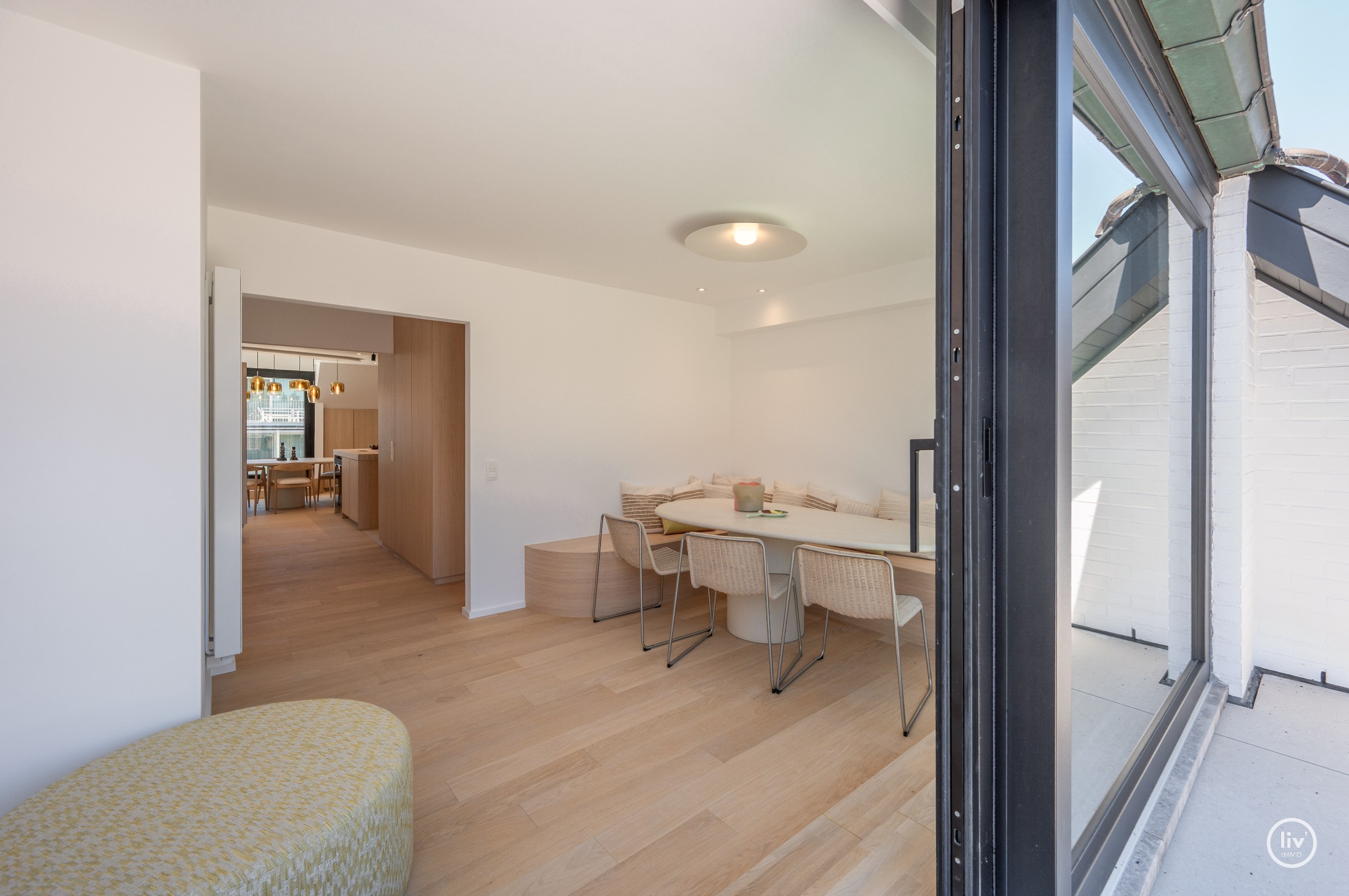 Magnifique duplex spacieux (216 m2) entièrement rénové situé sur l'avenue Léopold à Knokke. 