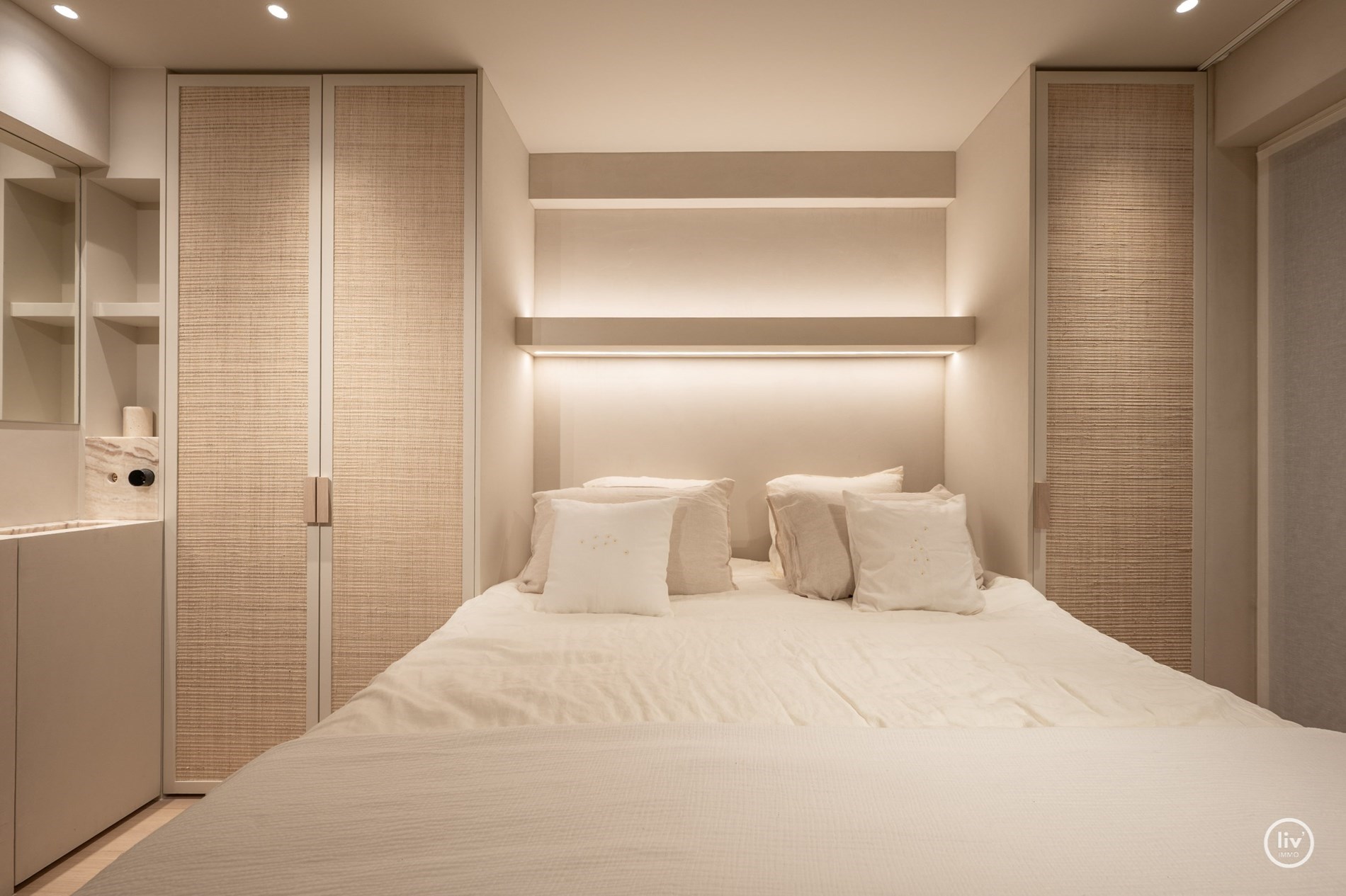 Appartement magnifiquement rénové avec vue frontale sur la mer situé sur la place de la tour de lumière à Knokke. 