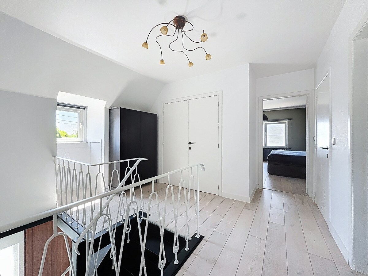 Gerenoveerde villa met zwembad grenzend aan kasteel te Leeuwergem 