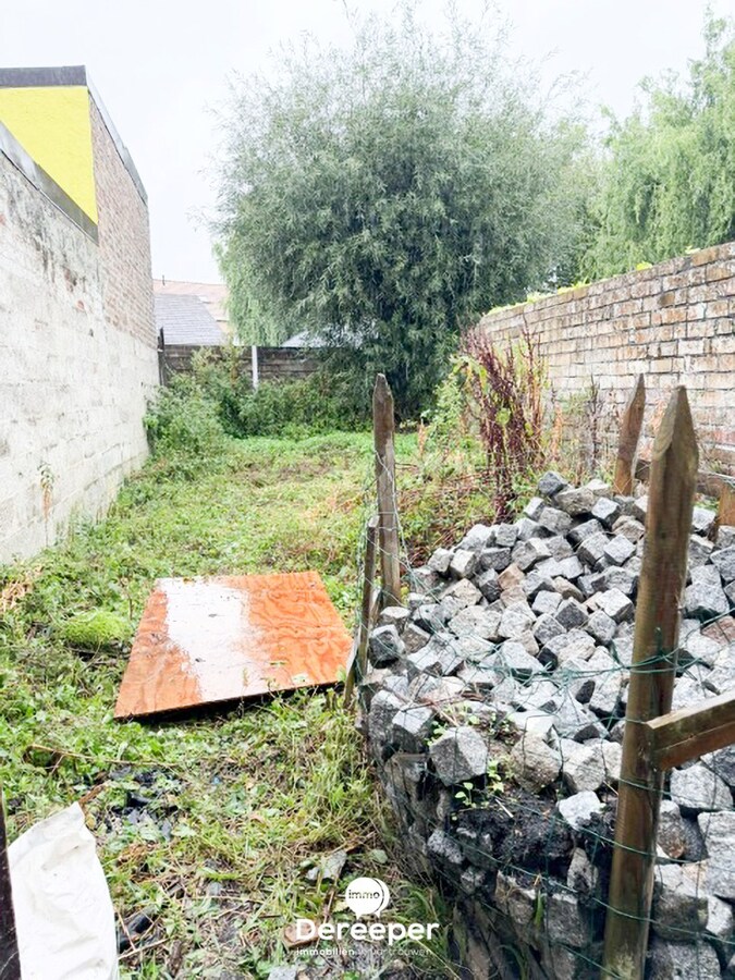 Garagebox met achterliggende grond afzonderlijk te koop 