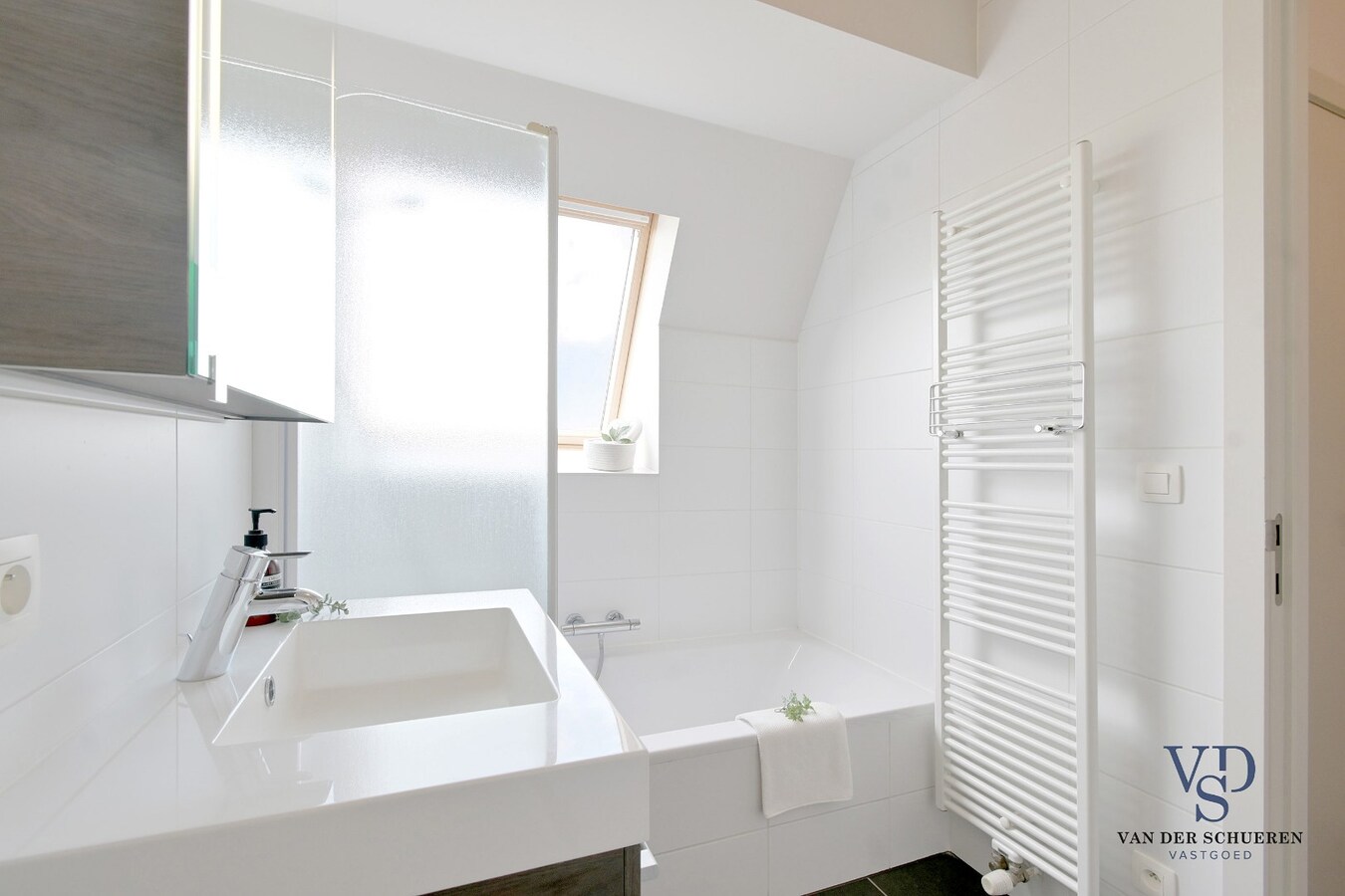 Lichtrijk appartement mét ondergrondse garage en berging. 