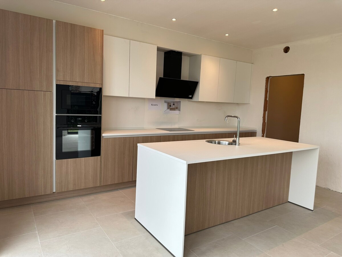 Nieuw gelijkvloers appartement met terras en tuintje 