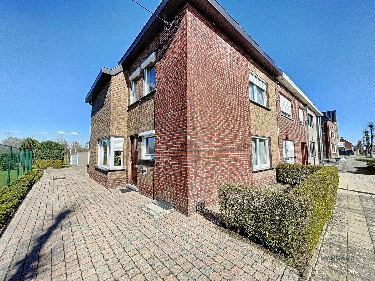 Verkocht op 1 dag! Te renoveren halfopen bebouwing op groot perceel 