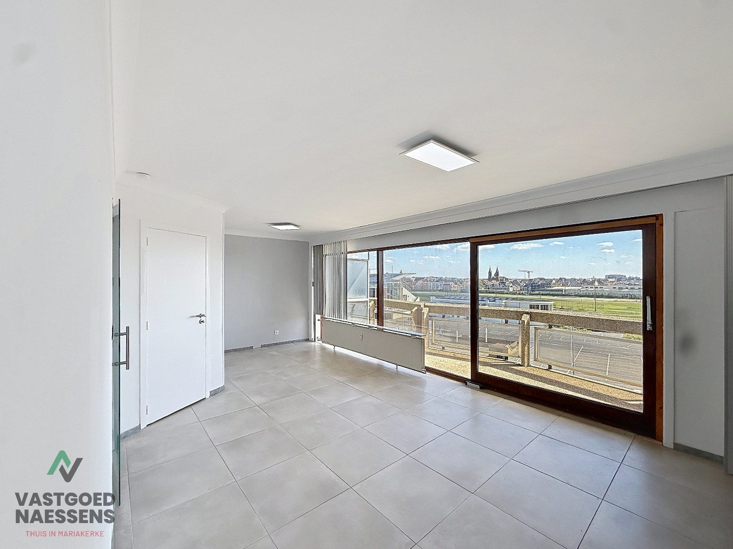 INSTAPKLARE STUDIO MET SLAAPHOEK EN ZONNIG TERRAS 