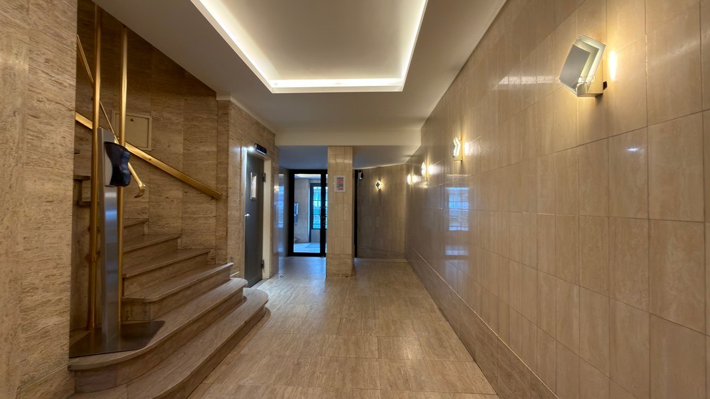 Lichtrijk kantoor te huur aan de Leien in Antwerpen