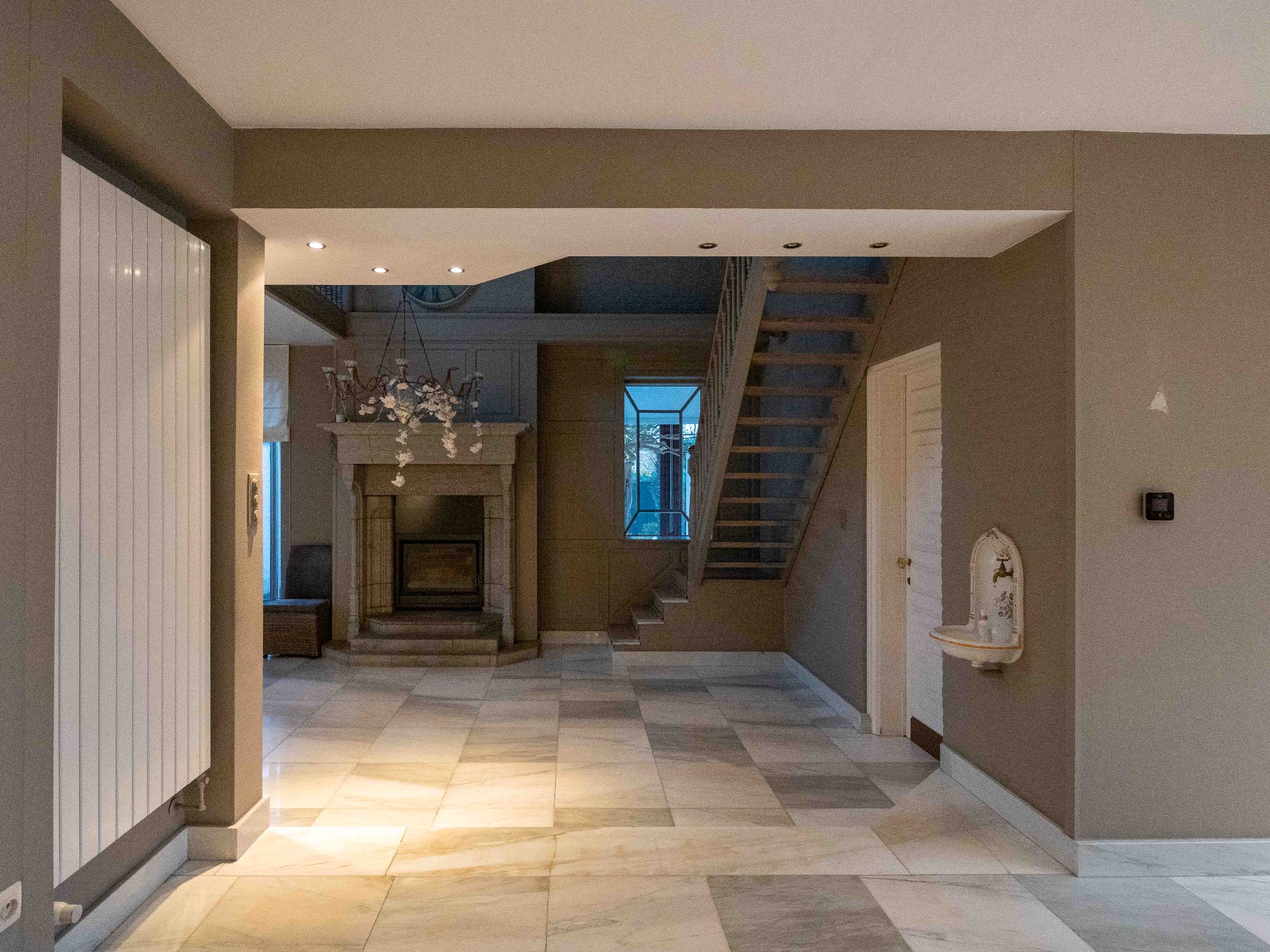 Villa met dubbele garage verscholen in het groen 