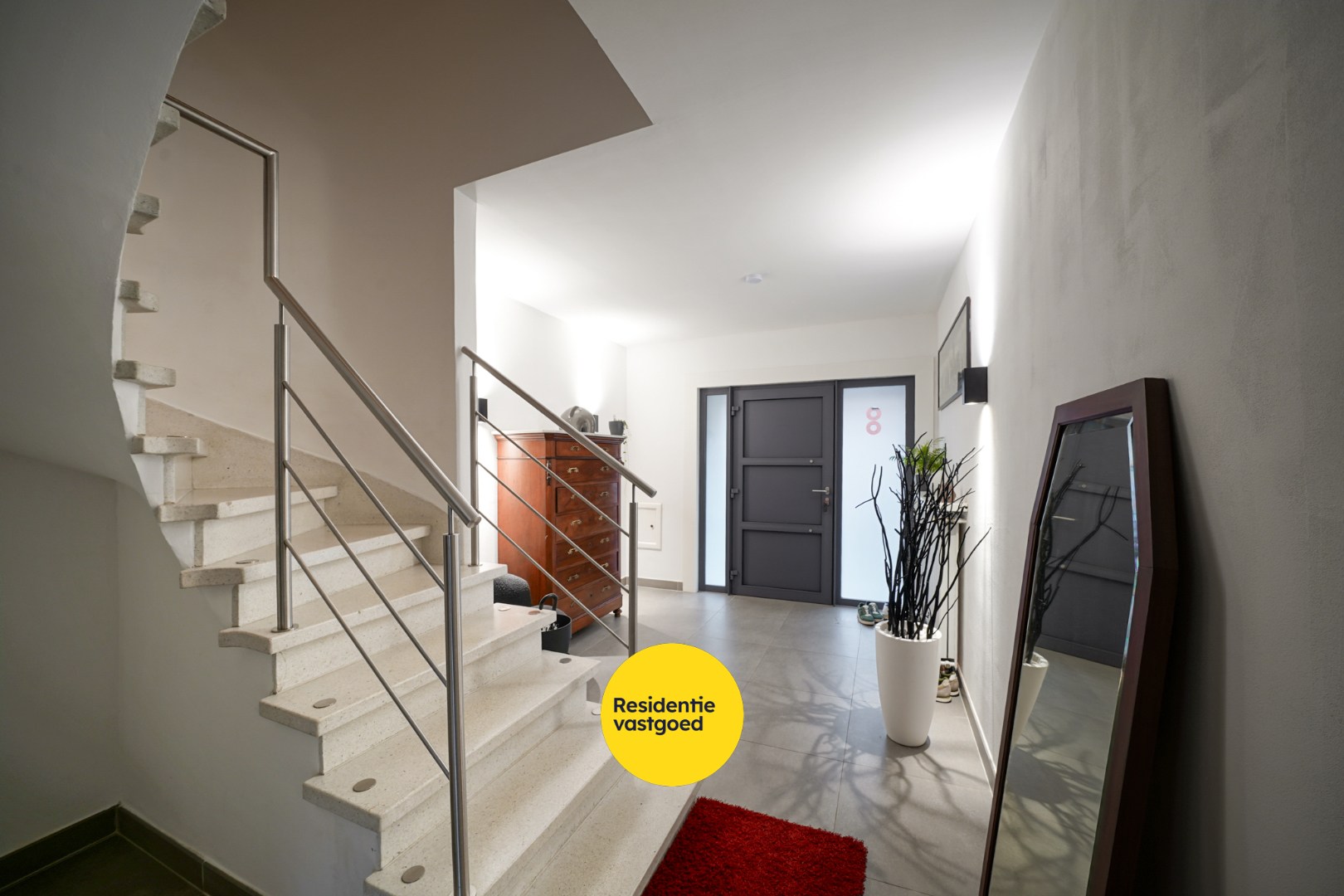 Ruime bel-étage woning met tuin en garage op rustige ligging te Bredene 