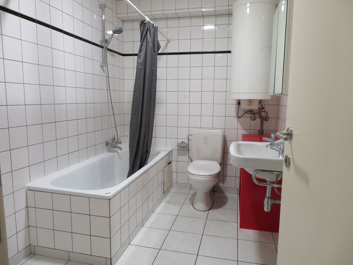Knus appartement in dorpskern van Neeroeteren met autostandplaats! 