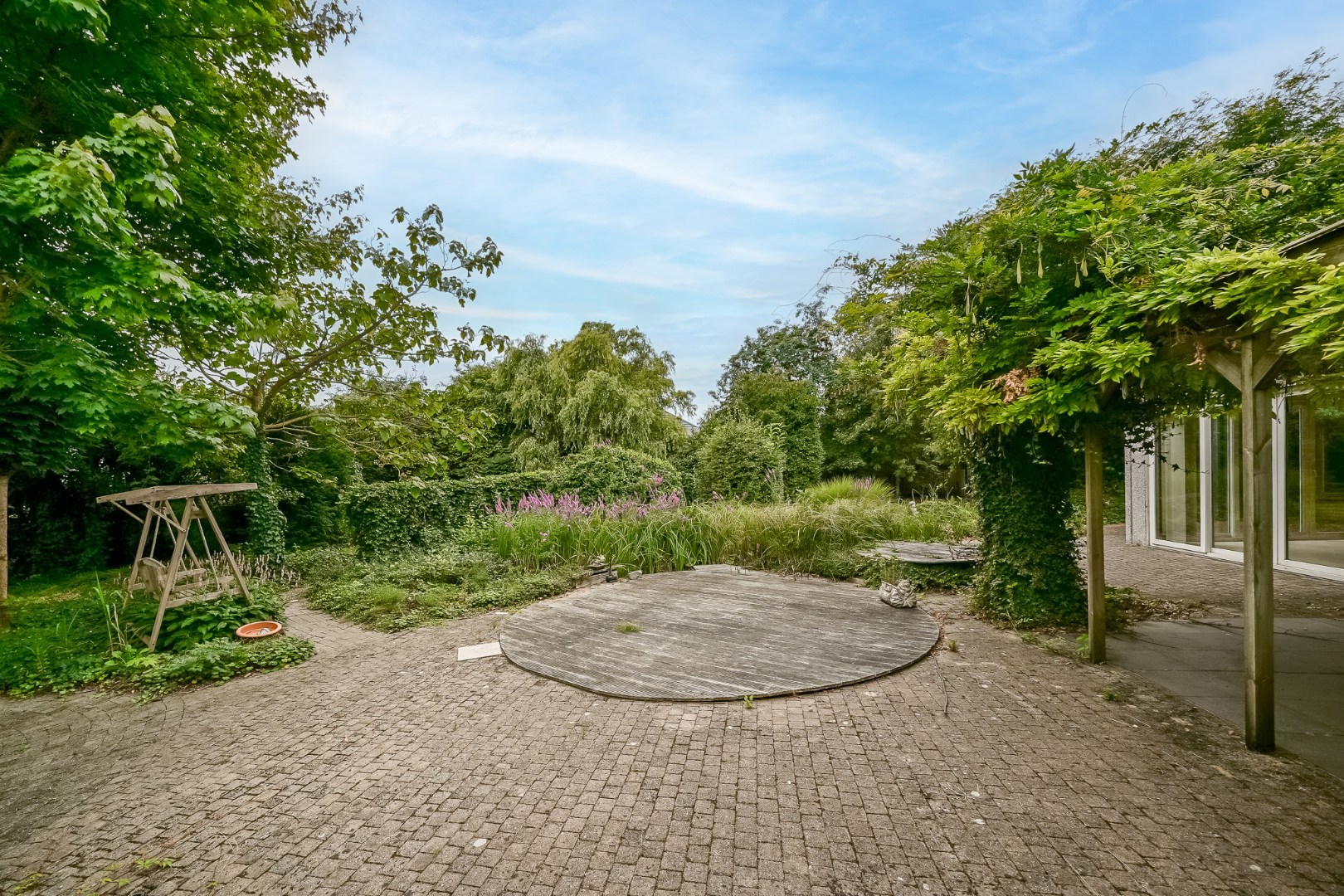 Winkelruimte met magazijn en woonst te Oostende 