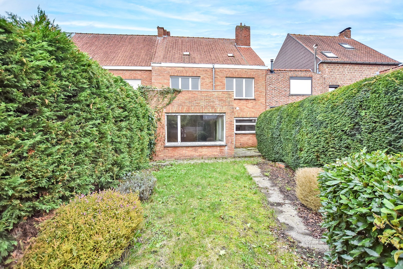 Ruime rijwoning met 5 slaapkamers te centrum Veurne. 