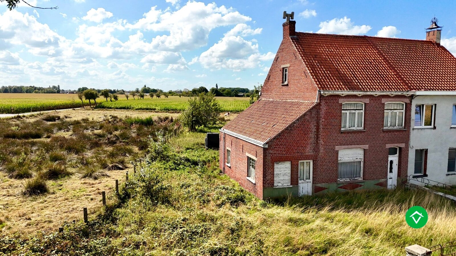 Te renoveren of te slopen woning op ruim perceel van 854 m² in Ichtegem - ideale opportuniteit voor wie wil bouwen of renoveren in een landelijke omgeving. 
