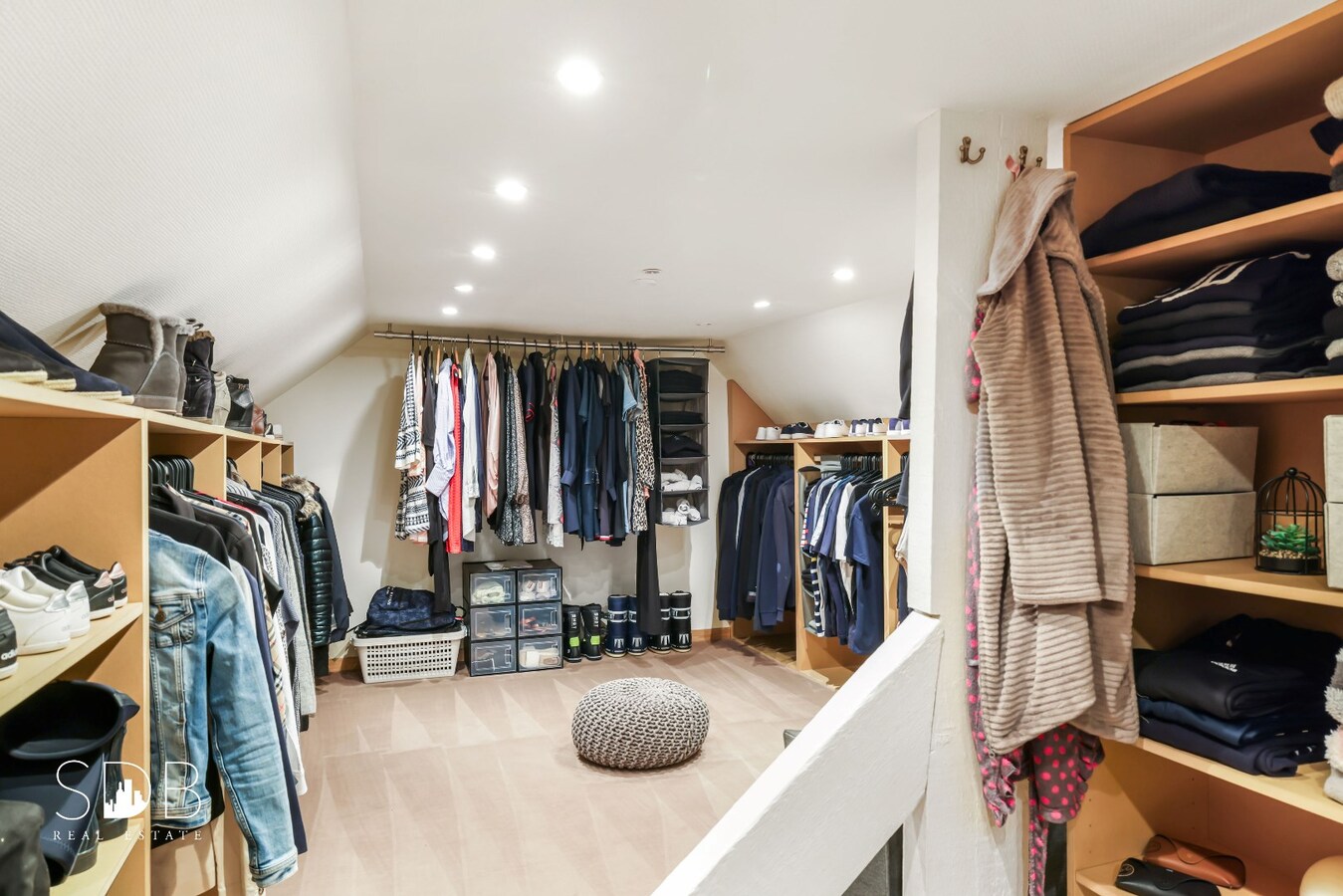 Landelijke villa met zwembad, paardenfaciliteiten en piste op circa 2 HA 