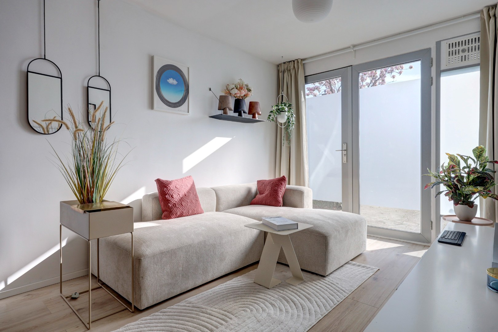 Woon-aanbieding 2 voor de prijs van één! Verrassend ruime 5-kamer woning, zonnige achtertuin, 2 keukens, 2 badkamers, parkeergelegenheid voor de deur.. 