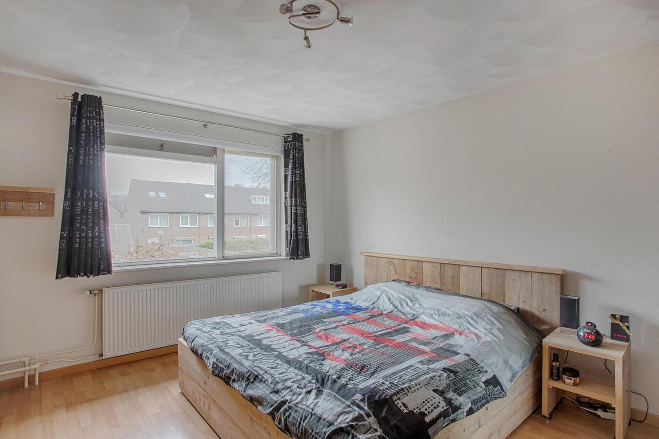 Halfvrijstaande woning met berging en vrije achterom gelegen in een rustige wijk in Bladel. 