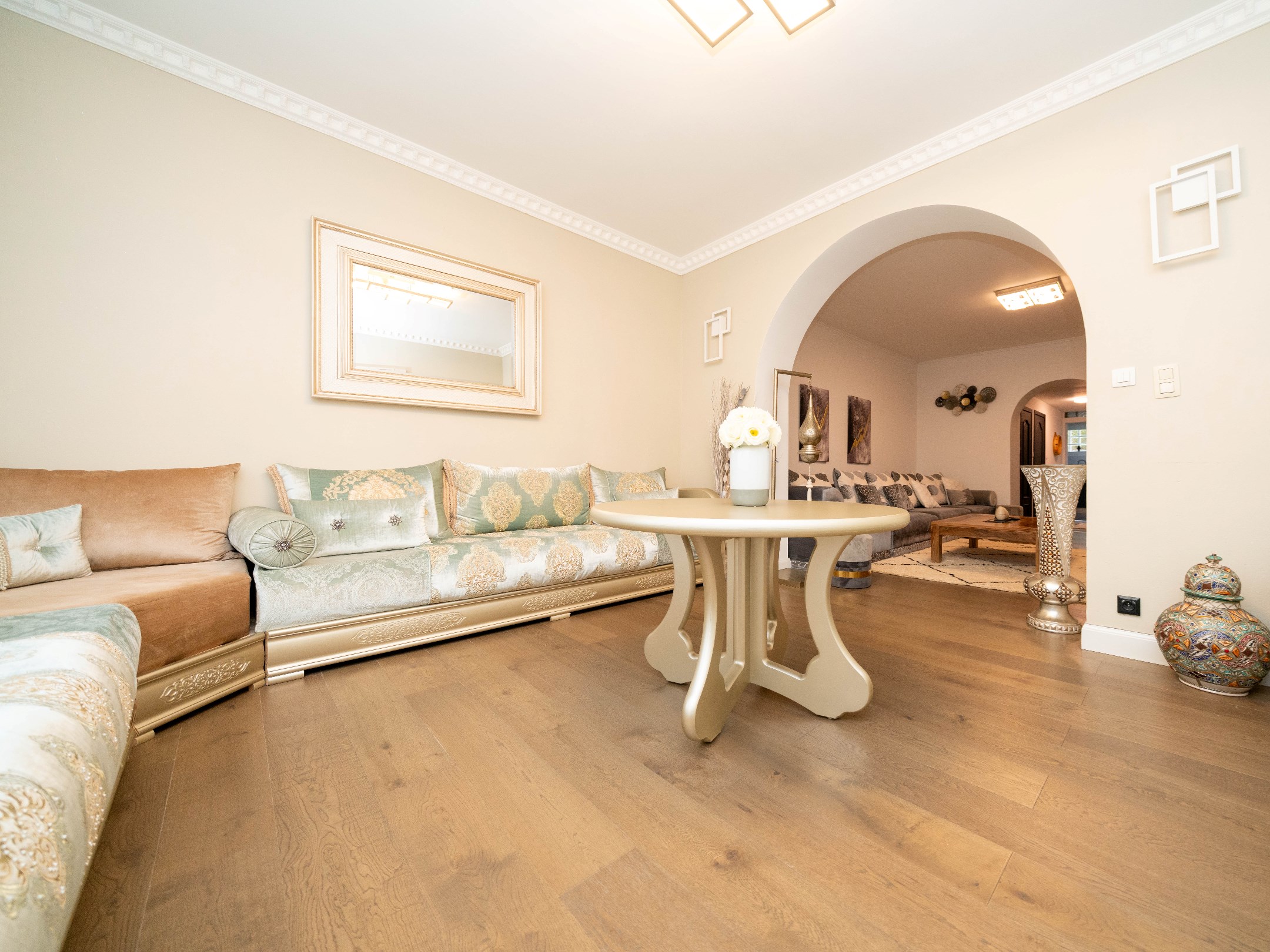 Ruime woning met 5 kamers, 4 badkamers en tuin 