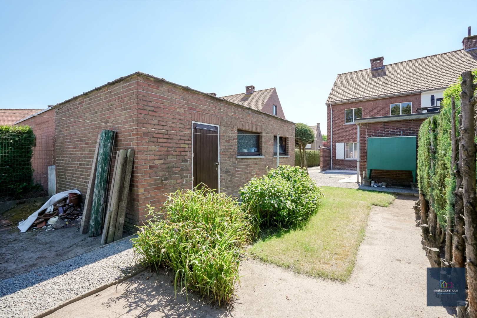 Te renoveren HOB met garage en bijgebouw op een mooi perceel 