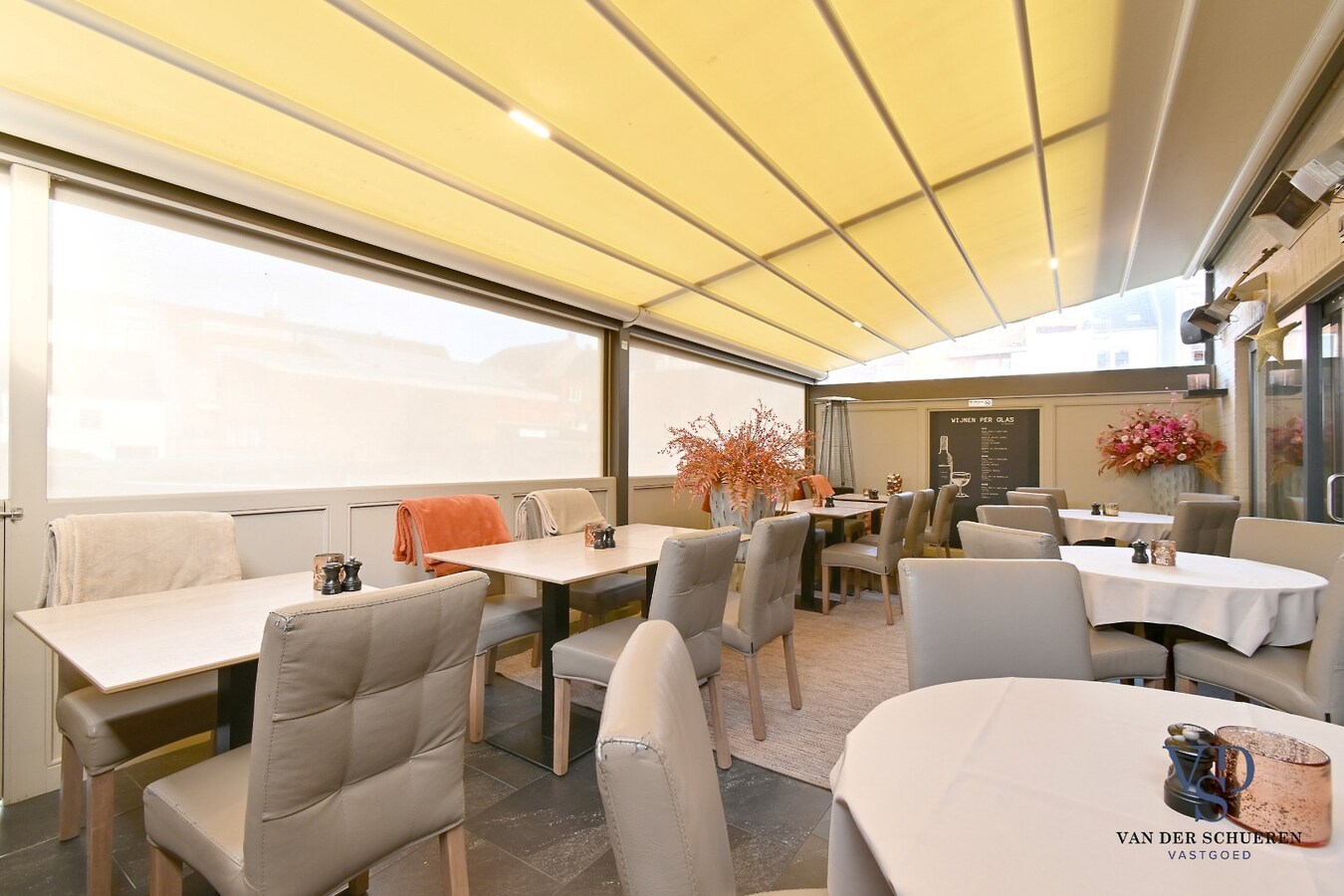 Handelspand (>300 m²) en 2 appartementen. 