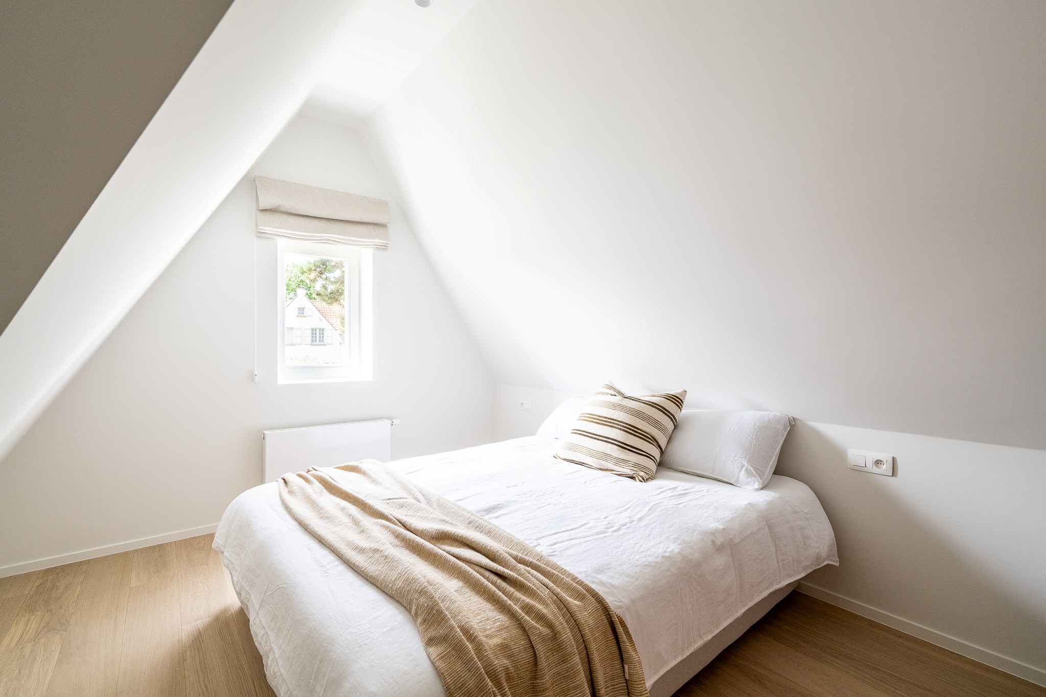 Très luxueuse et charmante villa jumelée rénovée, située à proximité du centre commercial de Knokke. 