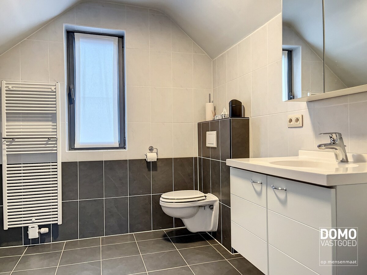 Instapklare en zeer ruime woning te Kuringen. 