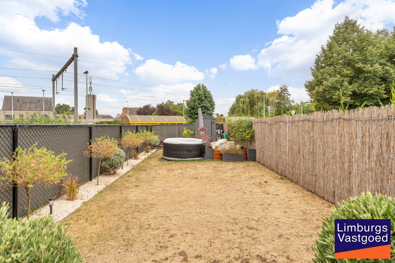 Gelijkvloers appartement (95m²), 2 slpk, ruim terras/tuin, autostaanplaats + kelderberging 