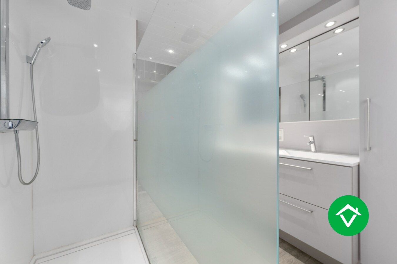 Rustig gelegen alleenstaande woning met bijgebouwen te Koekelare 