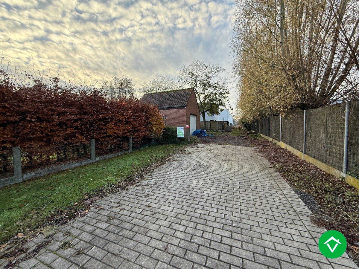 Rustig gelegen halfopen bebouwing met 3 slaapkamers, tuin en garage met uitweg! 
