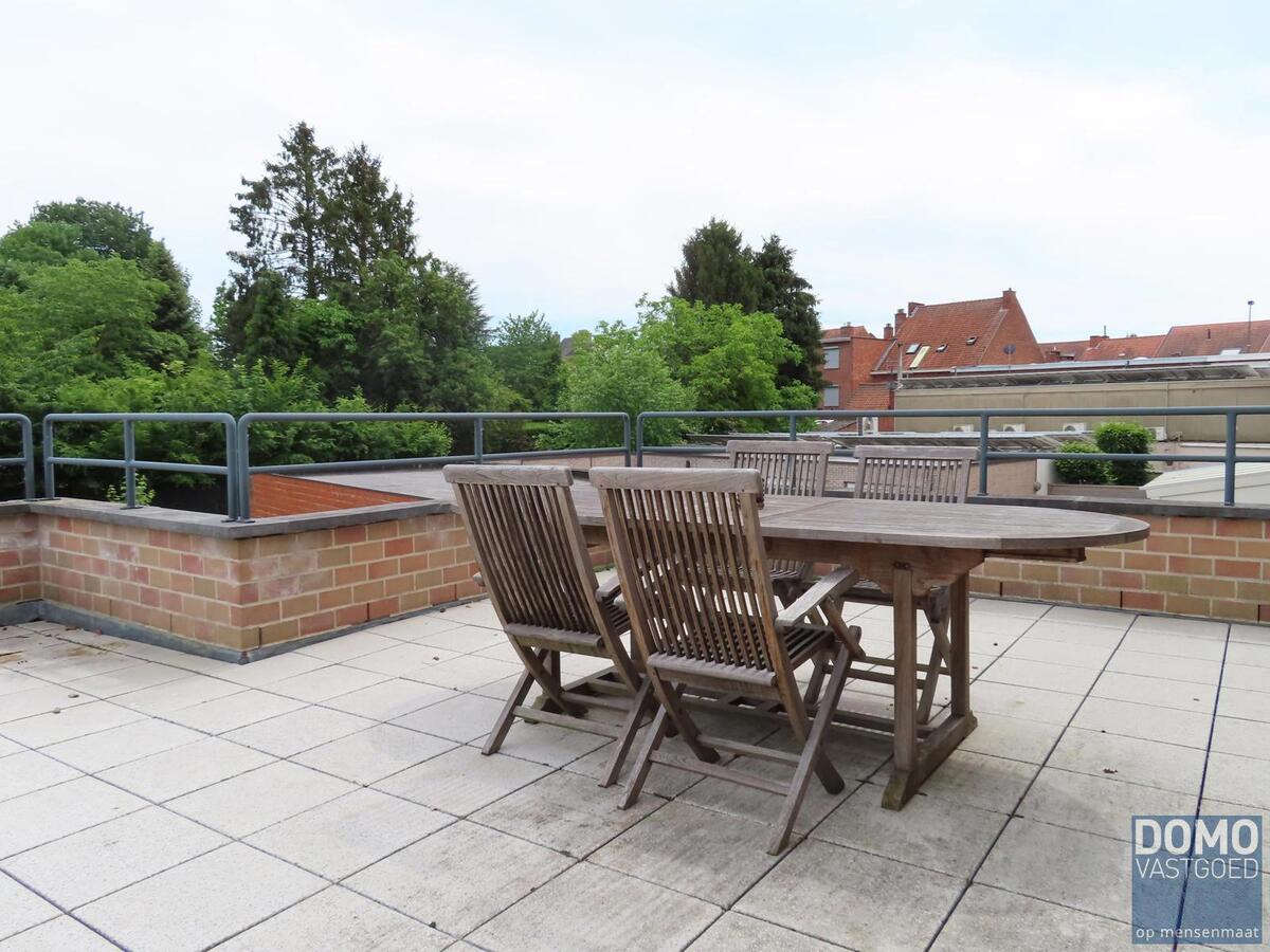 Mooi appartement, 2 slaapkamers, groot terras en autostaanplaats 