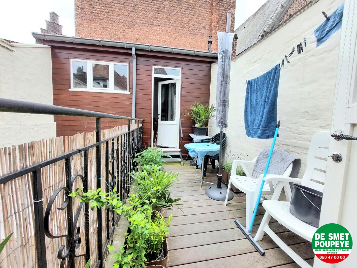 Commerciële winkelruimte met bovenliggend appartement 