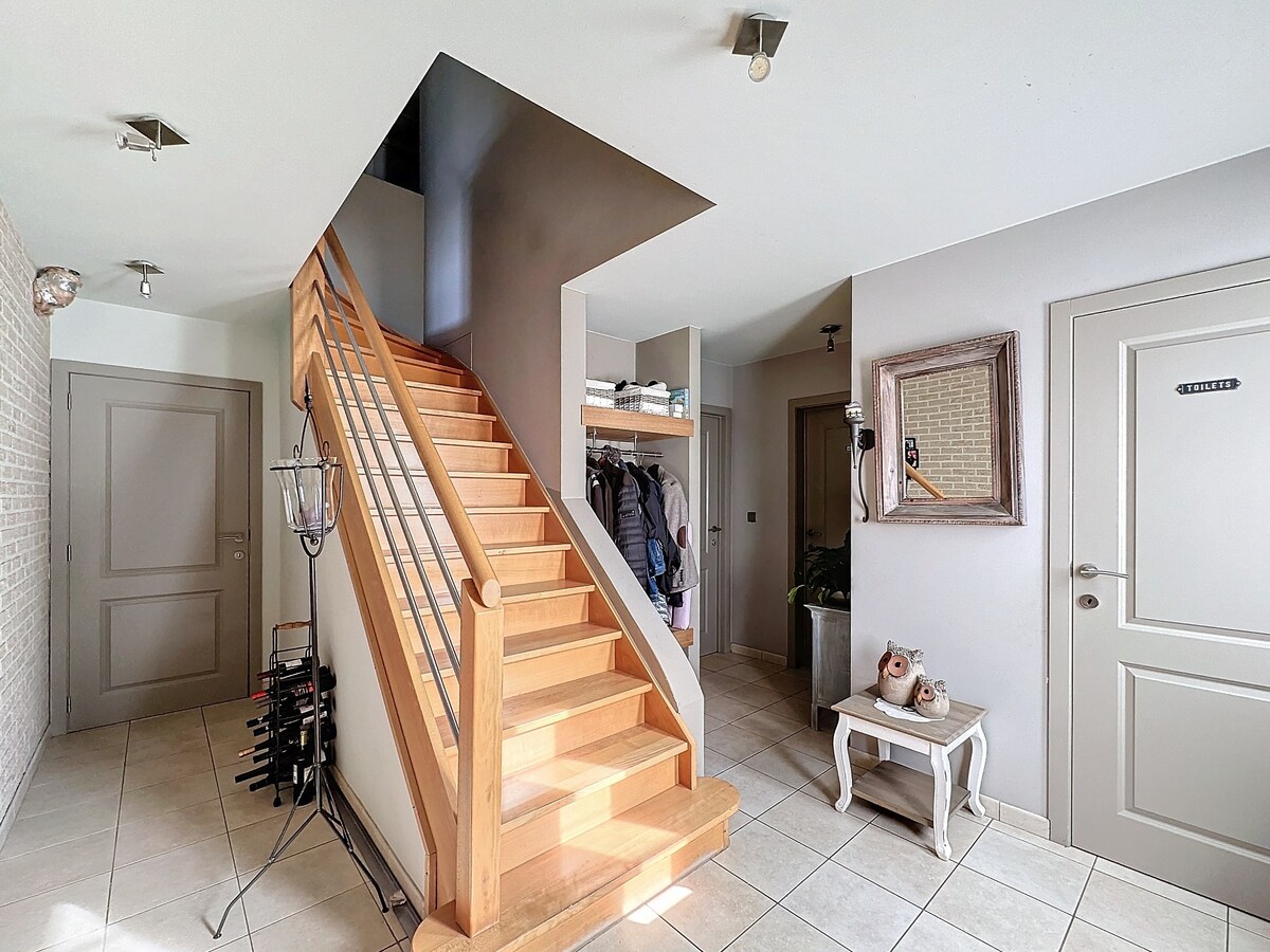 Deze woning is gelegen in Kaulille, een deelgemeente van Bocholt, in een doodlopende straat met een gezellig pleintje. 