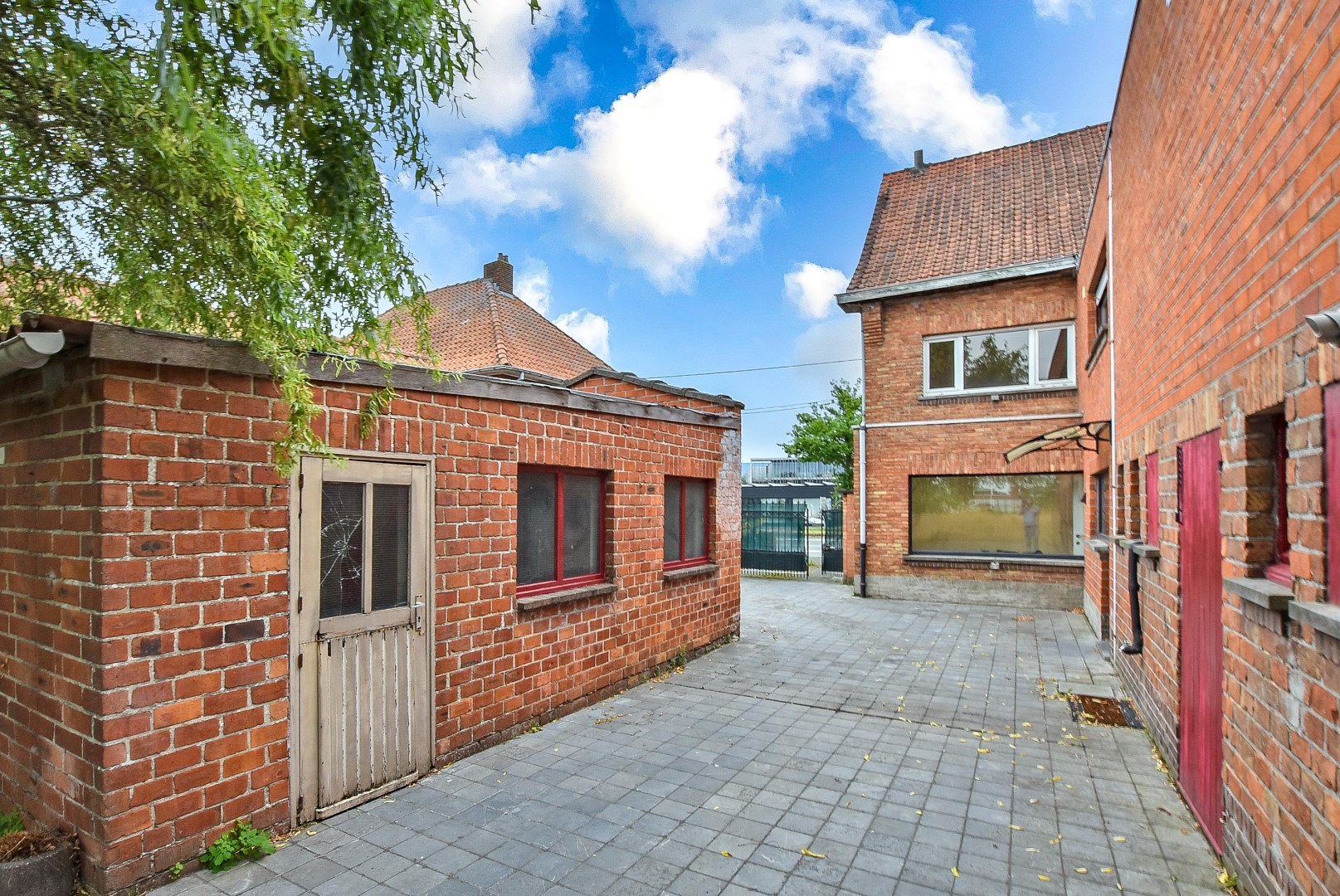 Halfopen bebouwing met mogelijkheid tot 7 slaapkamers, 2 badkamers en grote tuin in Aalter 