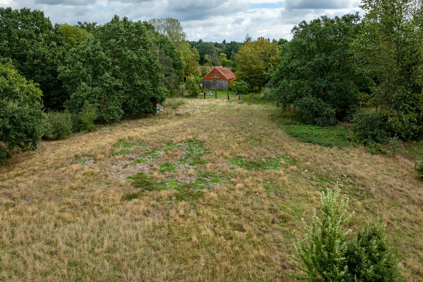 Authentic farm with meadow on approximately 1ha in Ham 