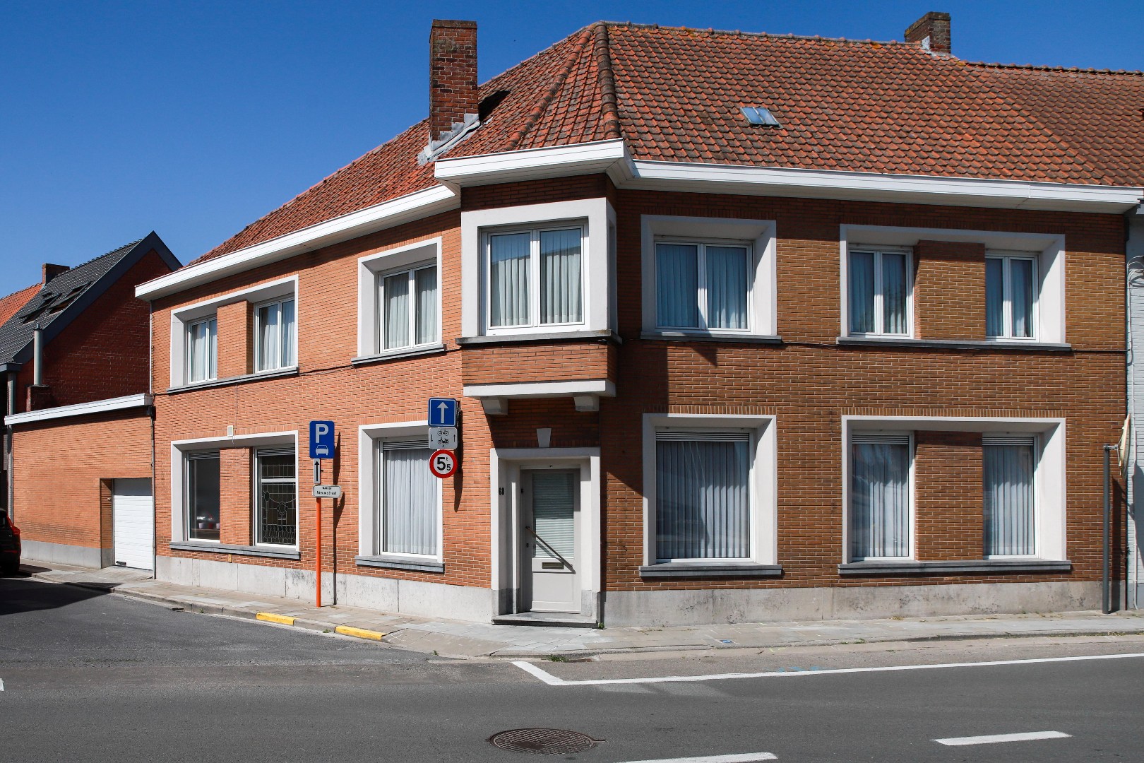 Ruime, goed gelegen hoekwoning met garage en tuin 