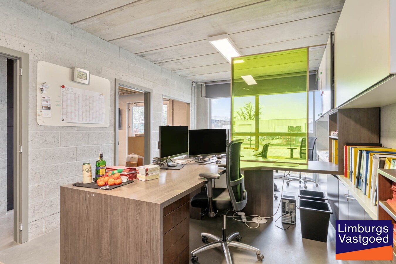 Industrieel gebouw, met woonst.1.696m², met kantoren 120m² + appartement 120m², Genk-Zuid 