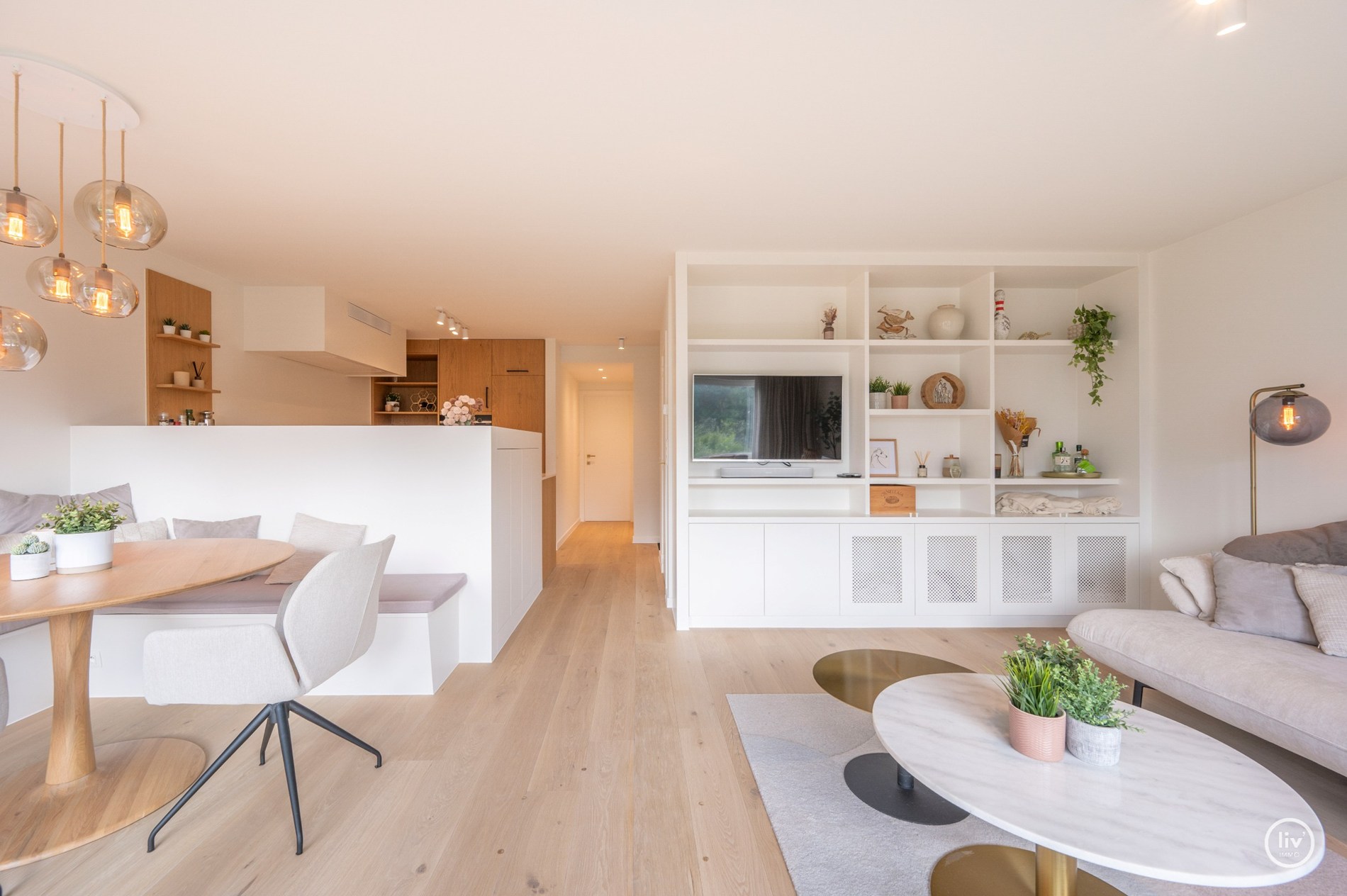Magnifique appartement rénové de 2 chambres avec de belles vues sur le parc Yzer à Knokke. 