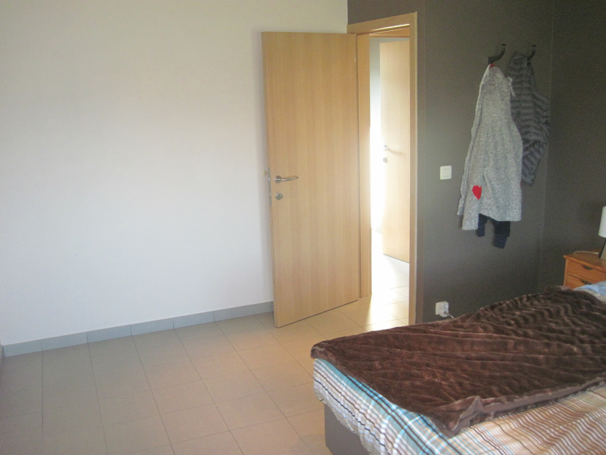 Degelijke woning met terras, tuintje én inpandige garage. 