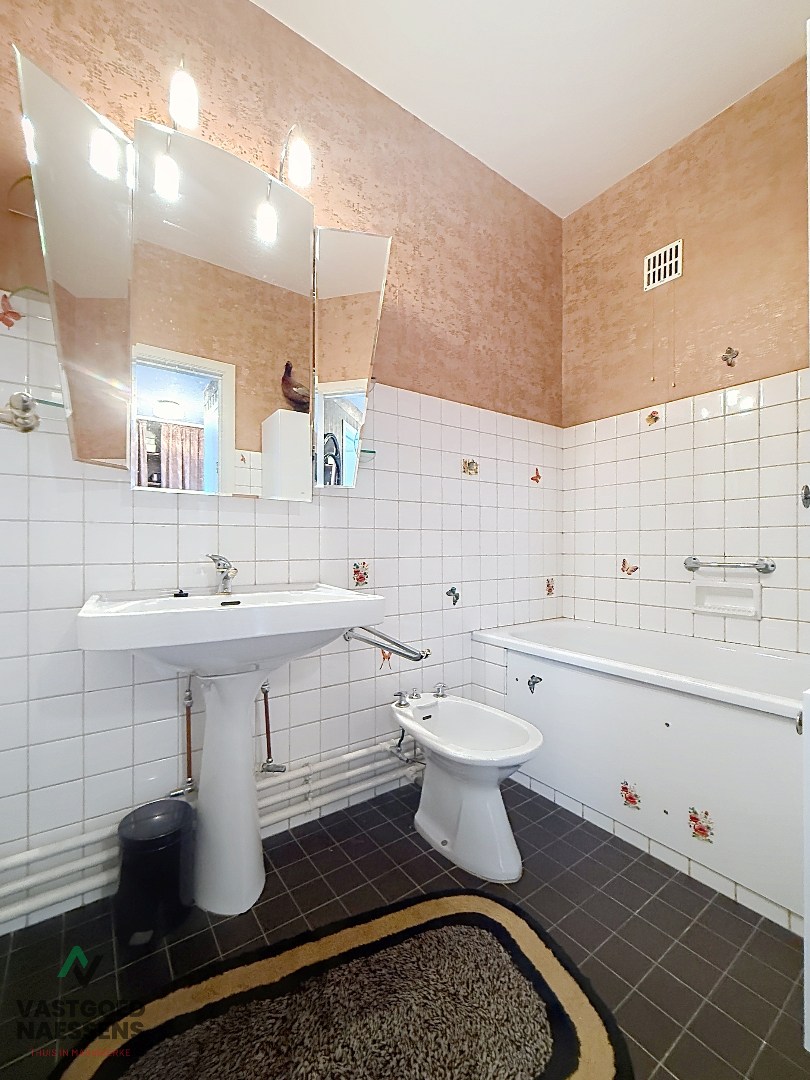 À rénover, appartement d'une chambre avec vue sur la mer et terrasses. 