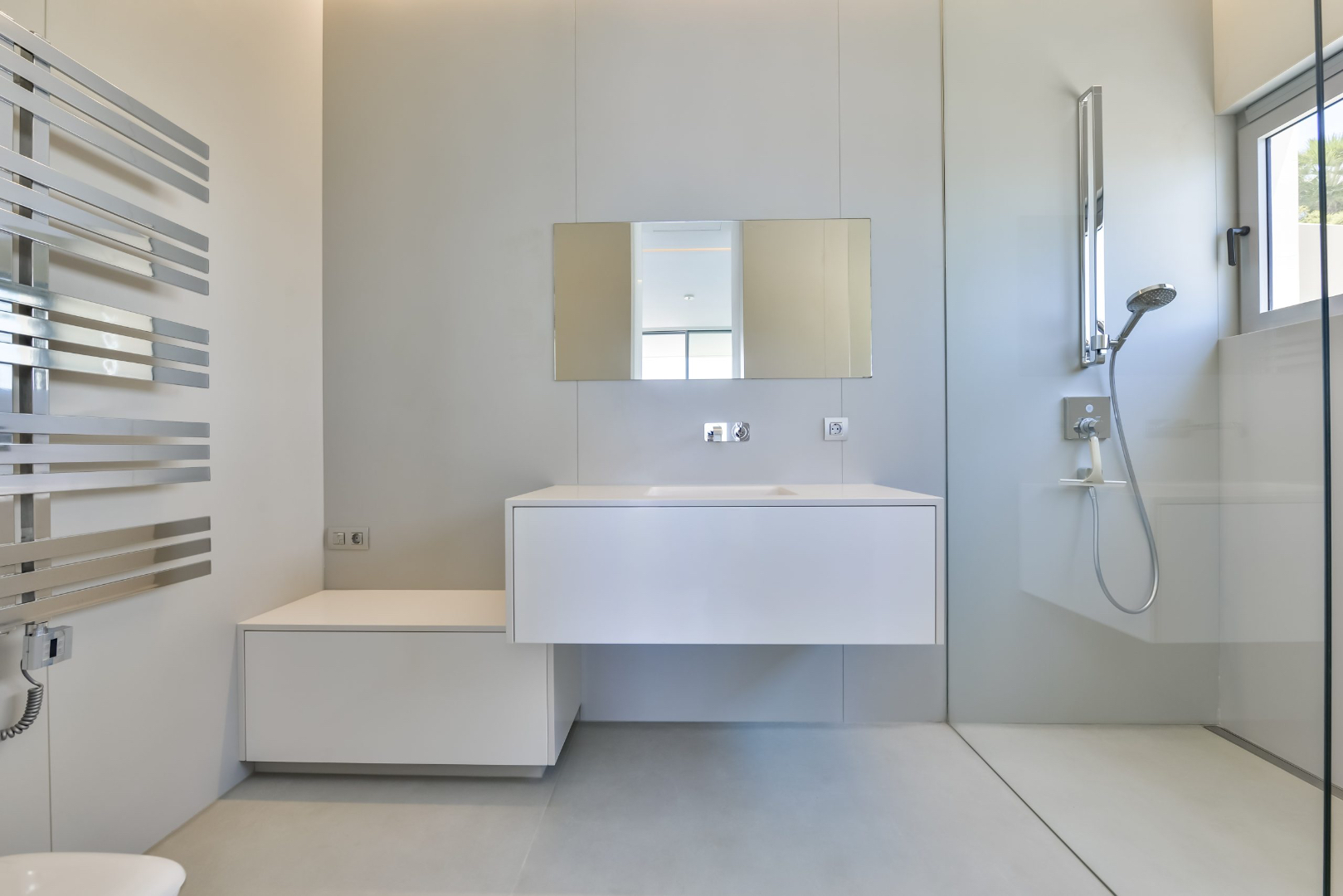 Luxe architectenvilla in Mascarat – Altea met panoramisch zeezicht en extra bouwgrond 