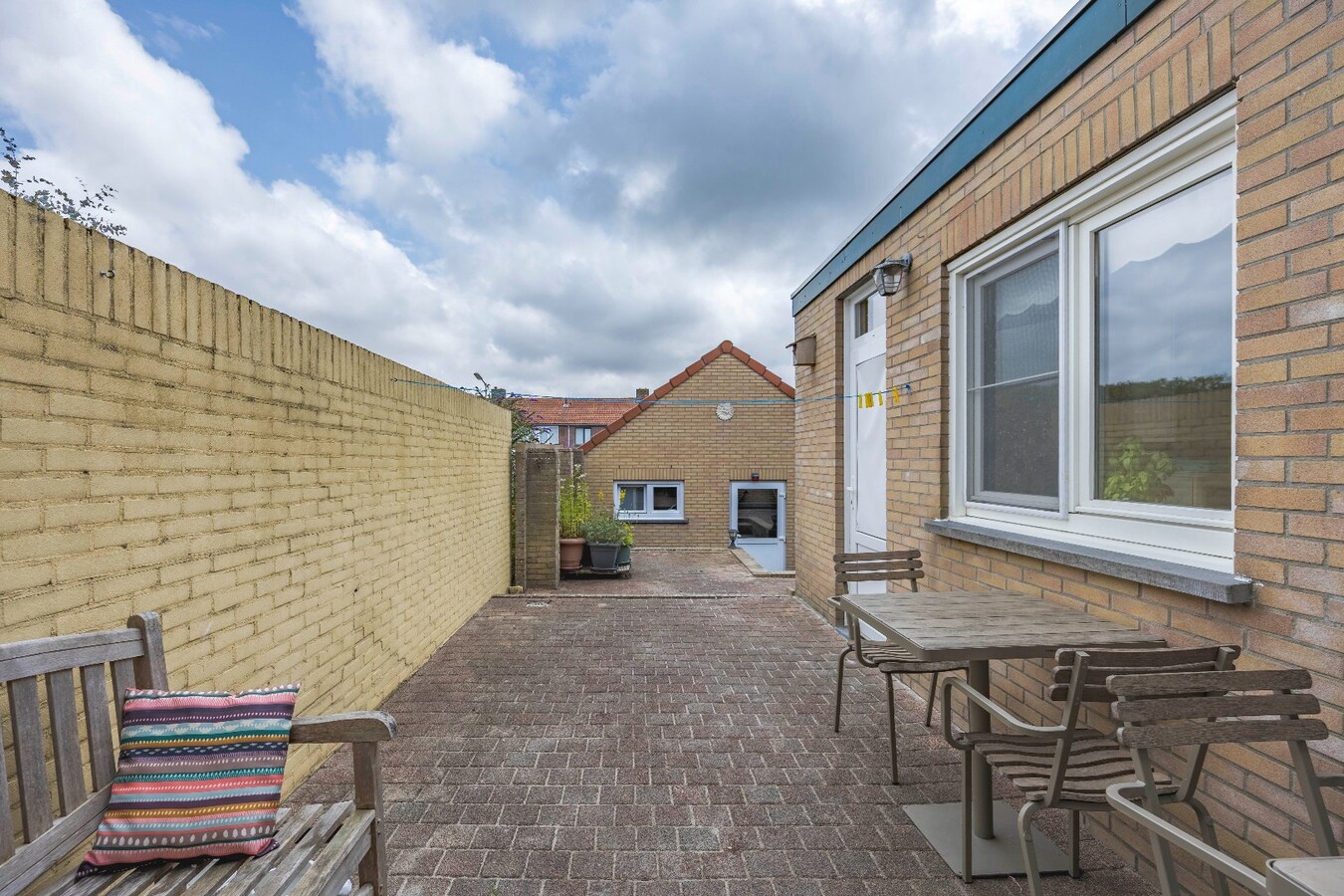 Gezellige rijwoning met garage in het charmante Sluis, op slechts 5 km van Knokke-Heist. 