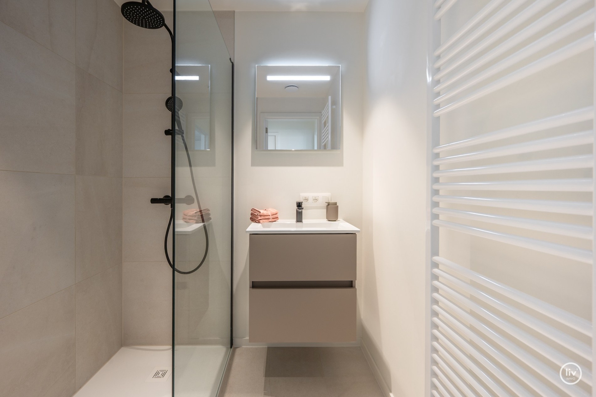 Instapklaar twee-kamer appartement in het Project Hoost (genietend van zijdelings zeezicht) 