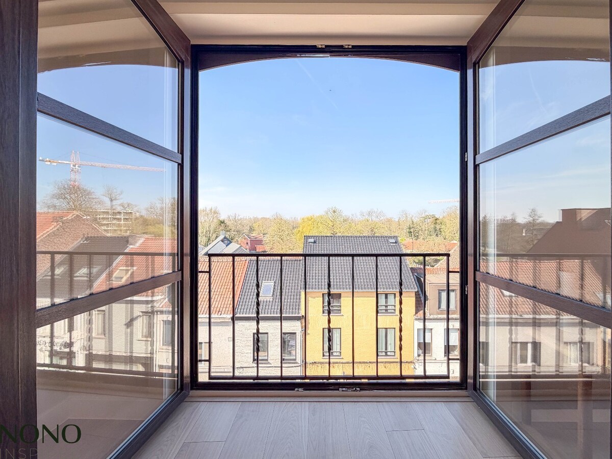 Fantastisch 2-slaapkamer appartement met staanplaats en terras pal in de Doorniksewijk ! 