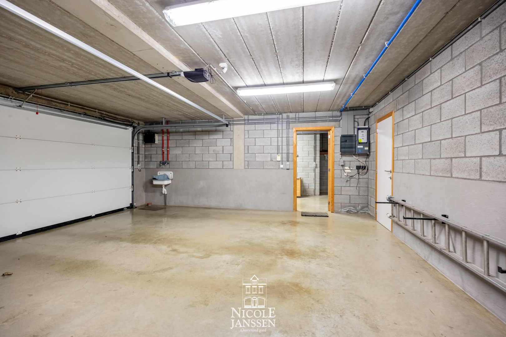 Grote dubbele inpandige garage met sectionaal poort 