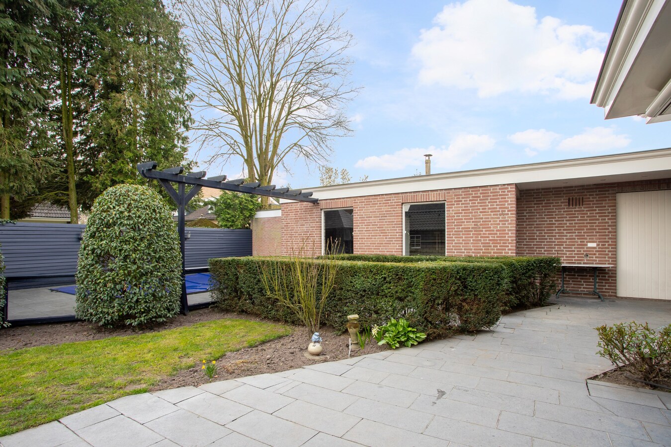 Vrijstaande woning, type landhuis met garage, carport, zwembad en 731 m2 grond. 