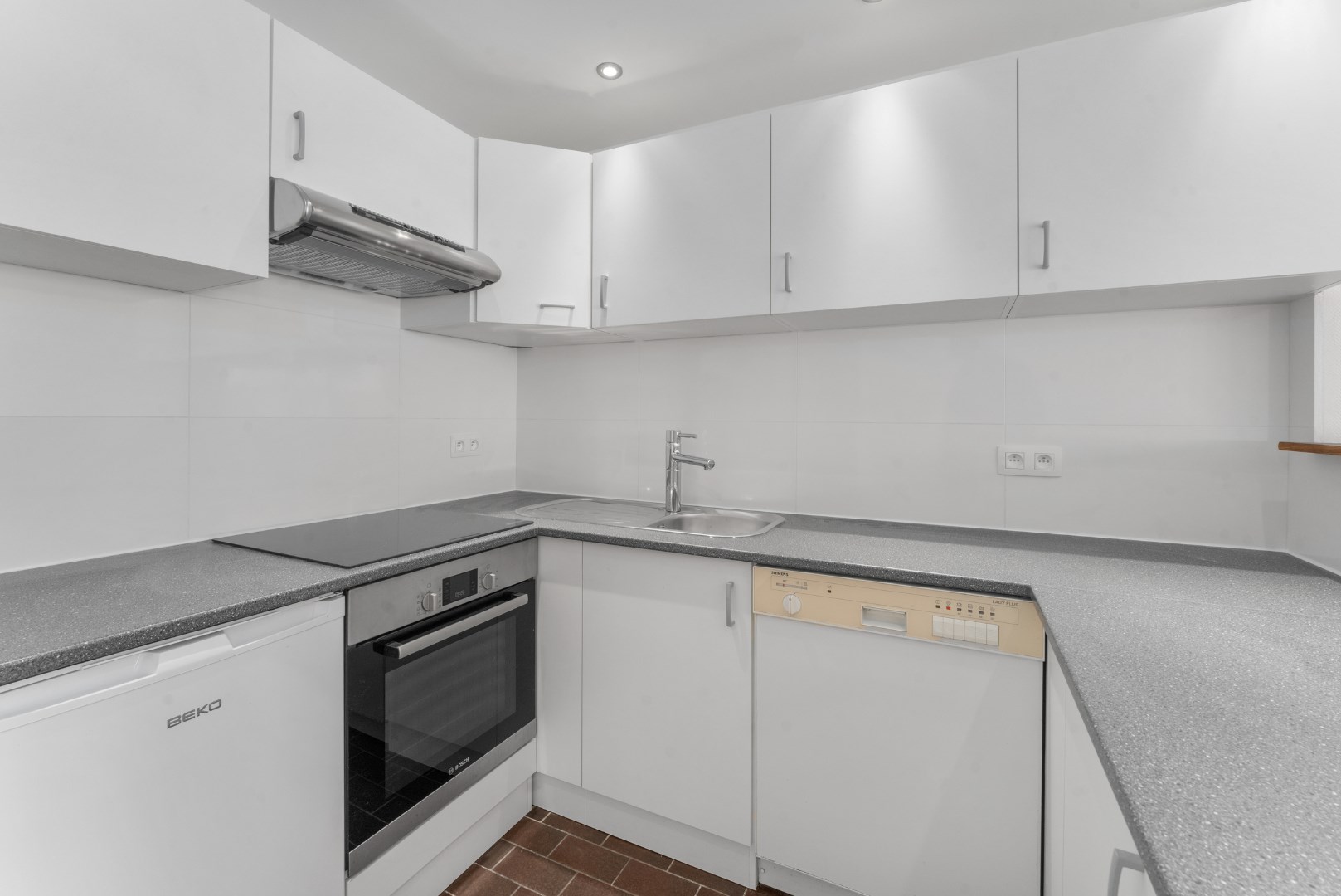 GERENOVEERD 2 SLP. APP. GELEGEN NABIJ PETIT PARIS EN LEOPOLD I PLEIN 