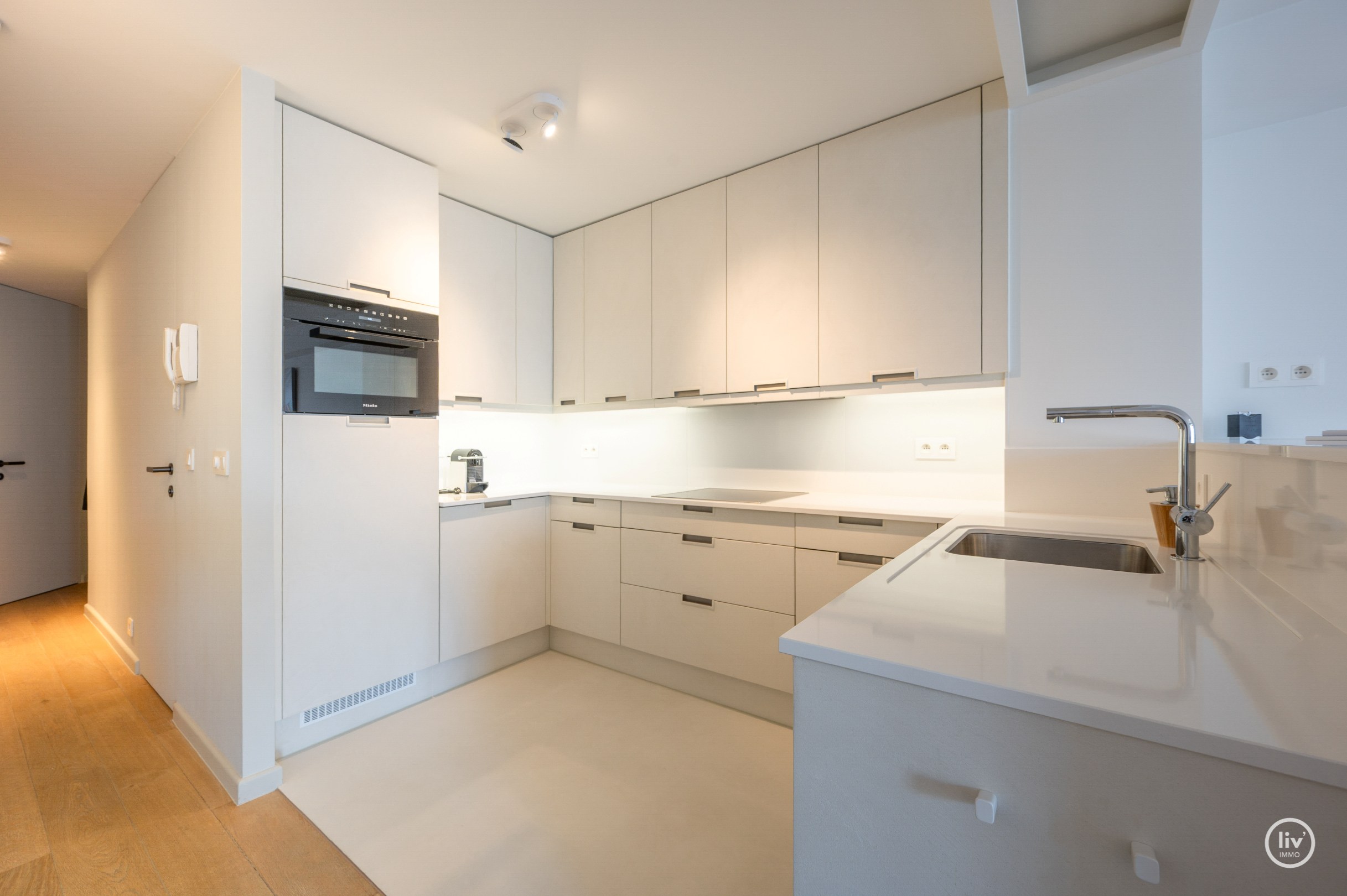 Zonnig en stijlvol vernieuwd appartement met twee slaapkamers op topligging op wandelafstand van de Lippenslaan. 