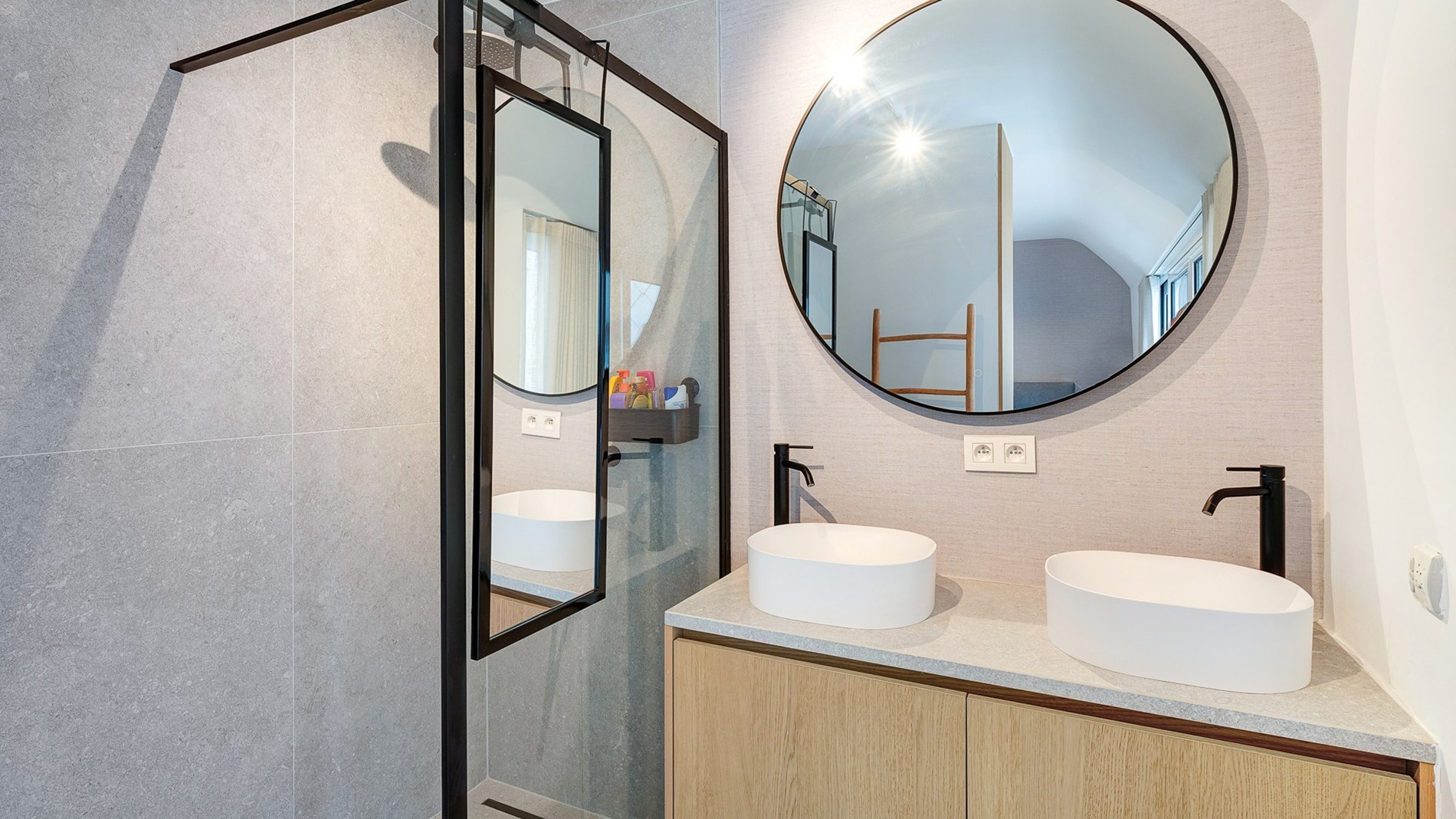 Magnifiek gerenoveerd duplexappartement met 3 SLAAPKAMERS VOOR DUBBEL BED en 3 badkamers. Ruim TERRAS vooraan en achteraan. Ideaal gelegen, rustig maar toch nabij Zeedijk en Lippenslaan. 