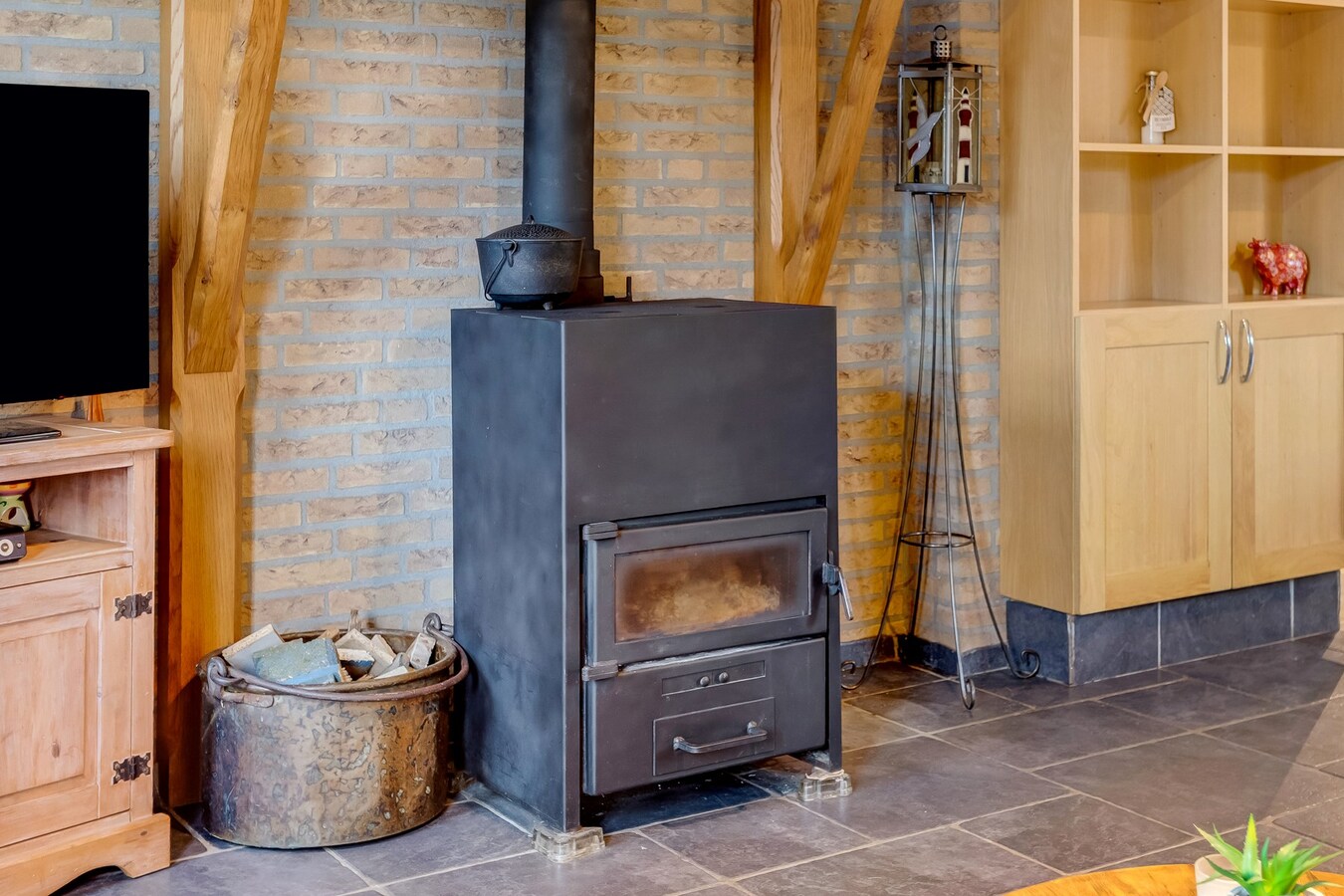 Vrijstaande woning met inpandige garage gelegen op een perceel van 784 m2 te Arendonk. 